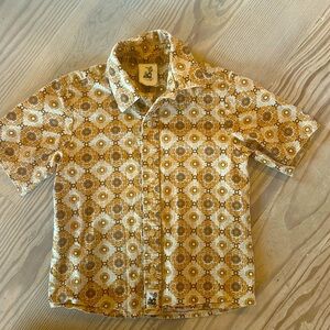 Unique and attractive print on this boys short sleeve button down shirt